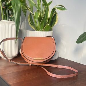 CUYSNA SADDLE Elegant Tan Leather Crossbody Bag